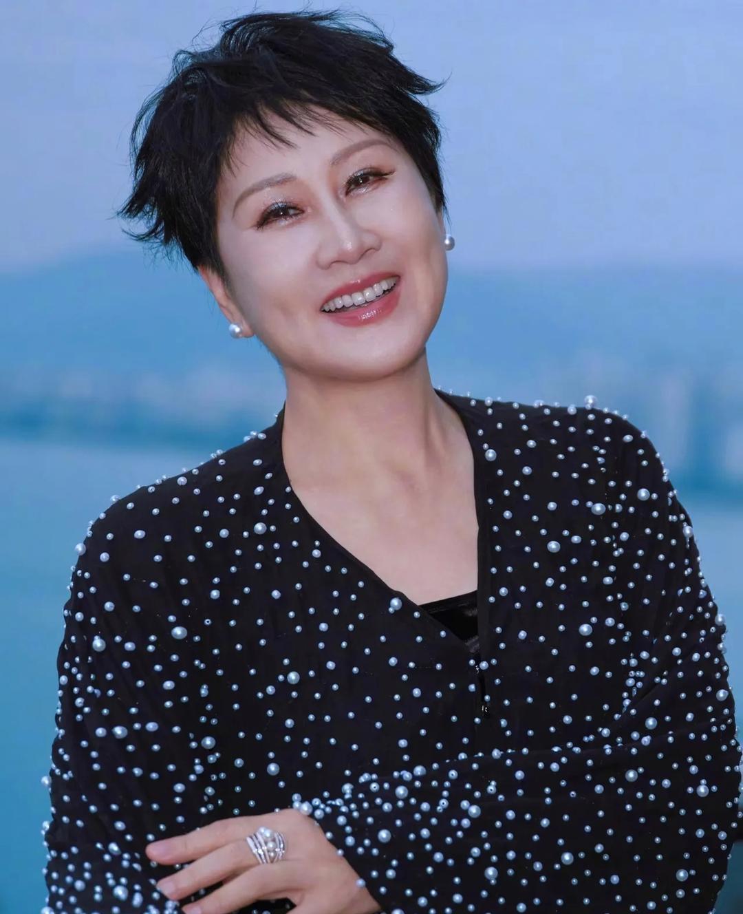 看了张凯丽在浪姐的表现，真的几乎承包了今晚所有尬点，细数她说了哪些不合适的话:1