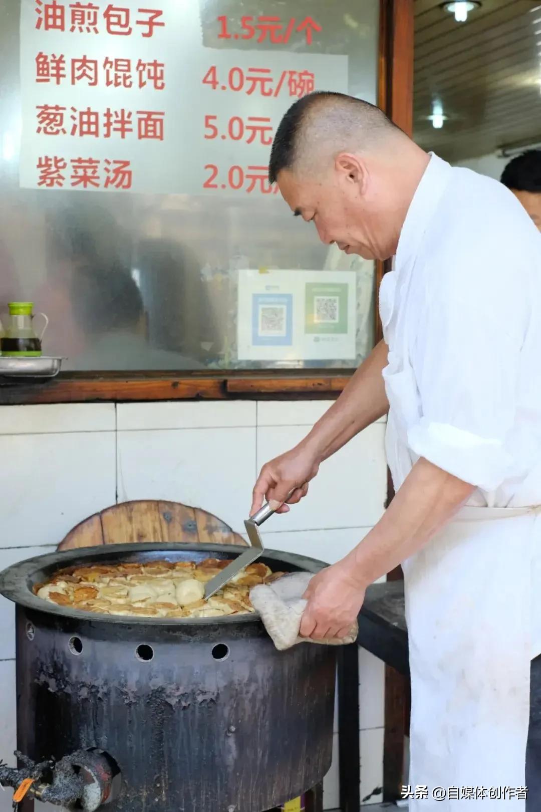 一口平底锅，煎出沪上烟火气，也煎出河南人的实诚。上海康桥这家河南水煎包店，凭五毛