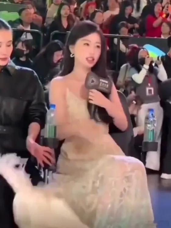 宋真的是个体面人，都这样了她还能热情的和虞书欣打招呼。 ​​​