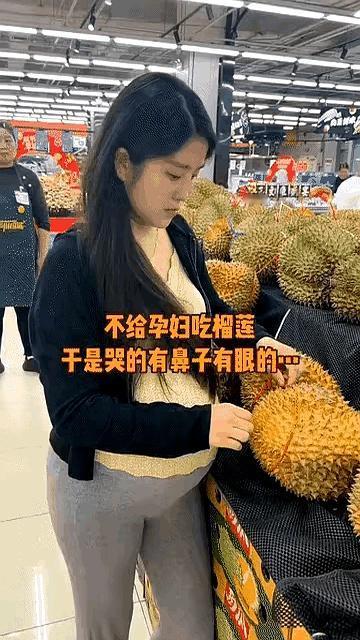 一句话，把摊位空气点炸：“让大哥给她买。”榴莲一只，价签刺眼。
有人迟疑，旁边人