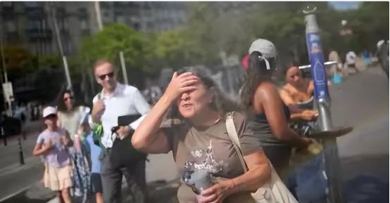 欧洲这场高温，把一台小小的空调，硬是吹成了跨大西洋政治大战。
 
麻烦看官老爷们