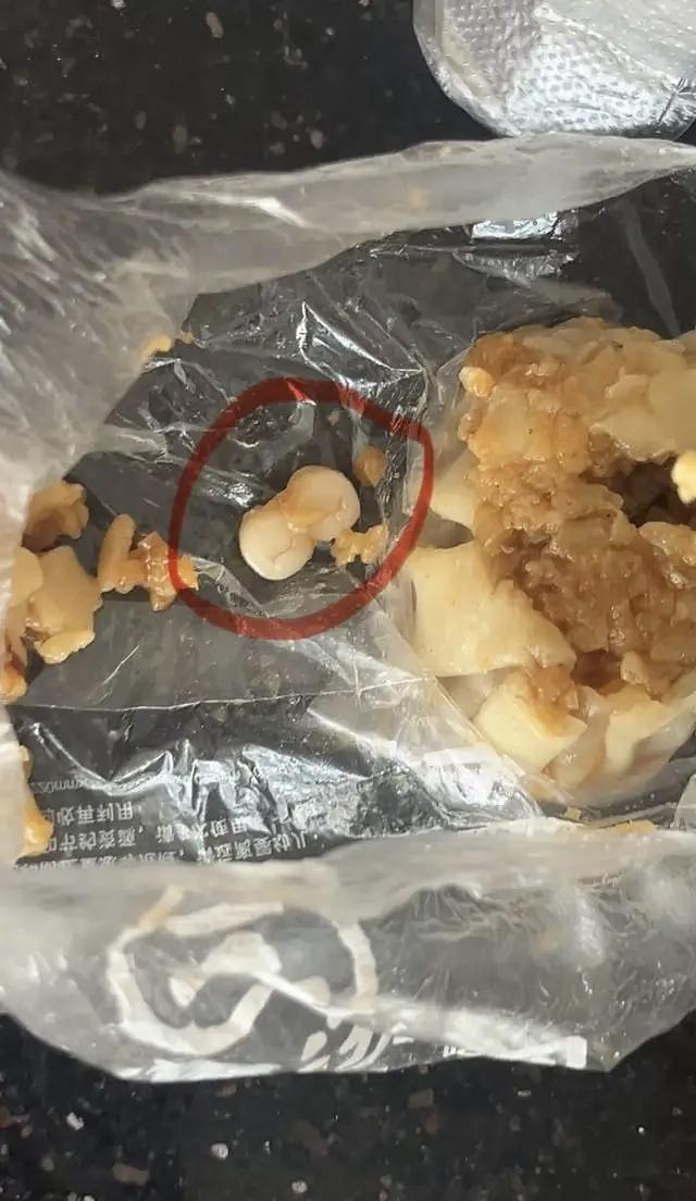 吃烧麦咬到两颗牙齿！东莞宝妈维权，商家回应让人心塞
 
早上买的烧麦里竟藏着两颗