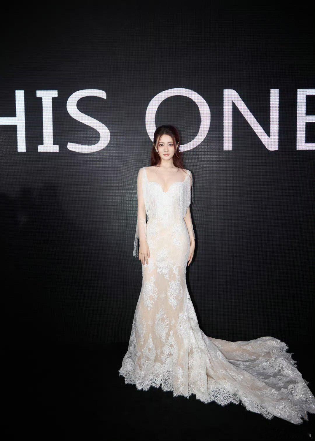 徐璐变美了什么叫“变美了”？我们璐璐子不是一直美得很稳定吗？大概是颜值高到让大家