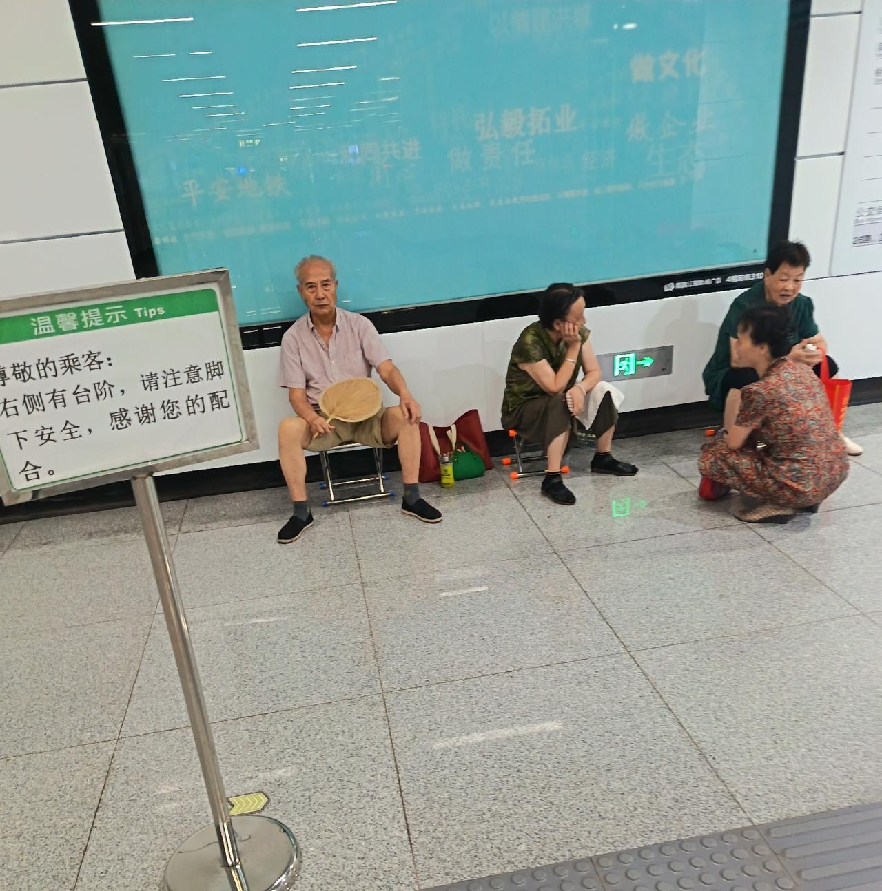 上了年纪的人，一定要注意劳逸结合，包括娱乐也要有度。

昨天在四姐家临时聚会，5
