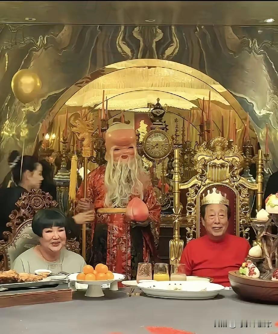 王惠这手笔，确实是讲究。

天津最贵的饭店直接包场。

就为给那位三弦老艺人过寿