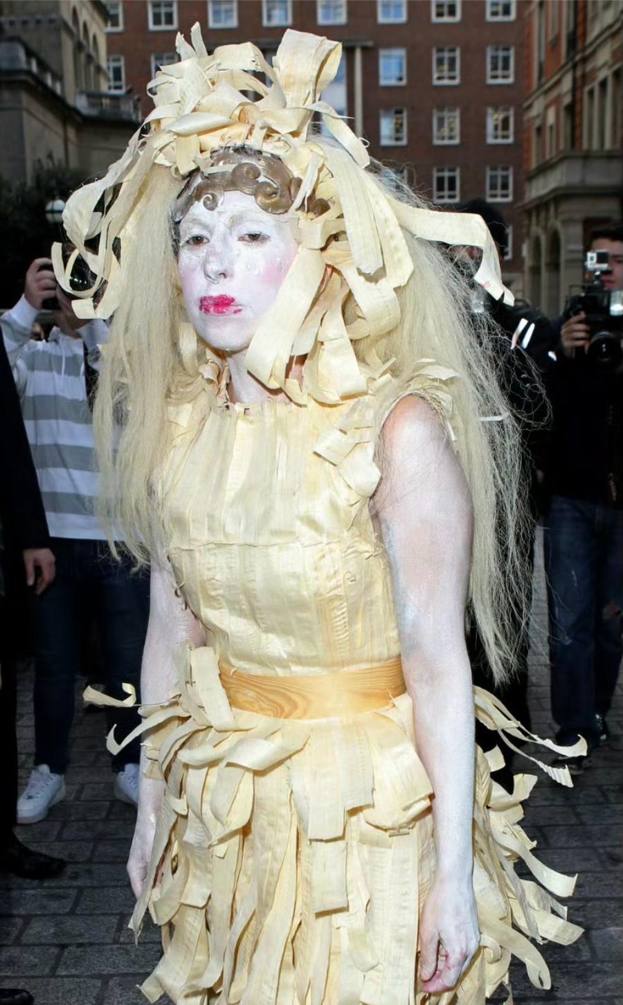 Lady Gaga 有种孙悟空在地府化身白无常的美。
感觉比现在好，还是比较摇滚