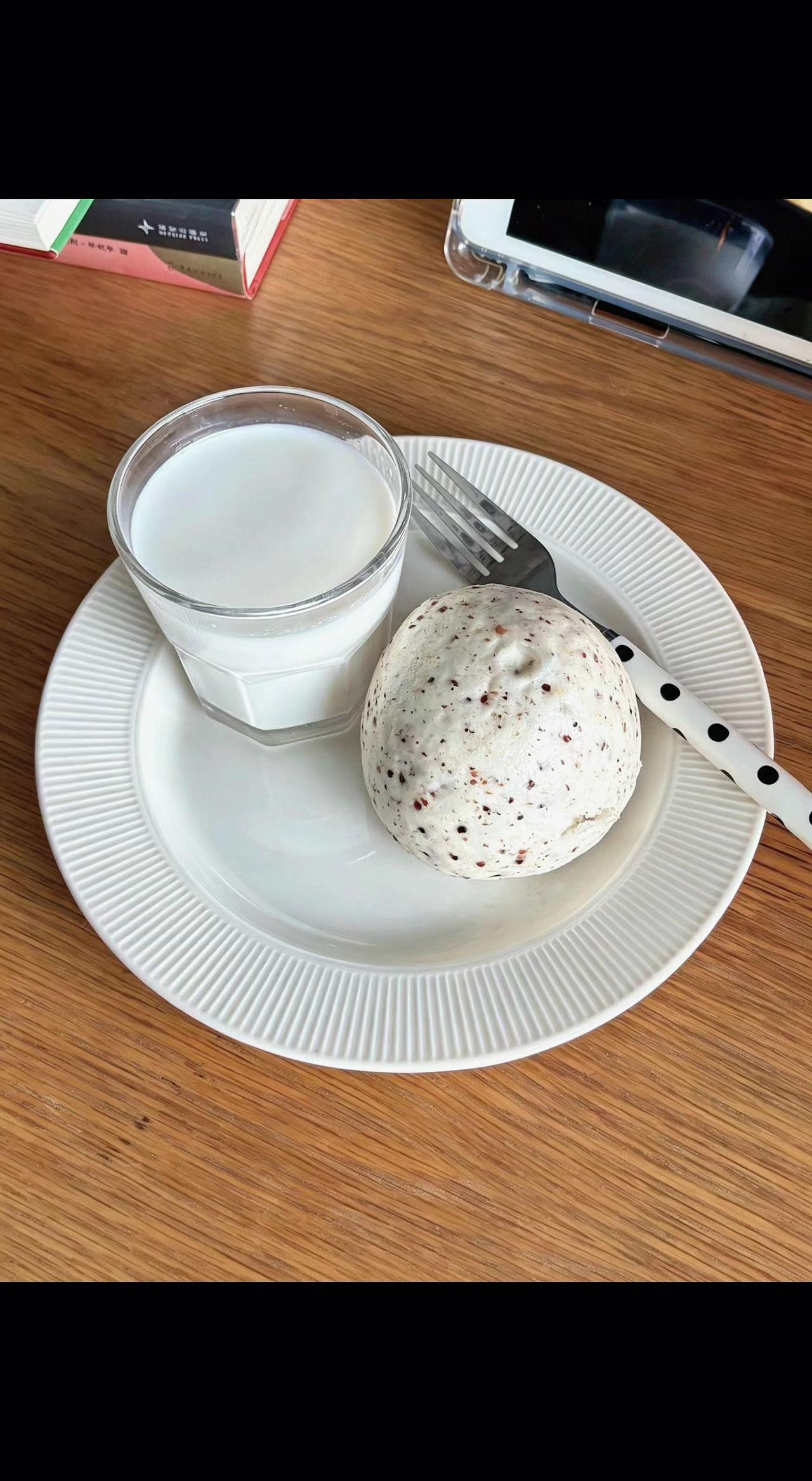 🍞奶白瓷盘托着芝麻雪团，玻璃杯里盛着月光🌙。慢下来，日子才肯露出温柔的褶皱✨