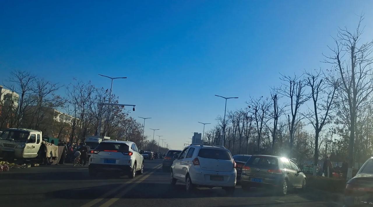 工资越发越晚，咱这公司莫非是要黄了？


哥们说他公司今年的效益不行，老板虽然没