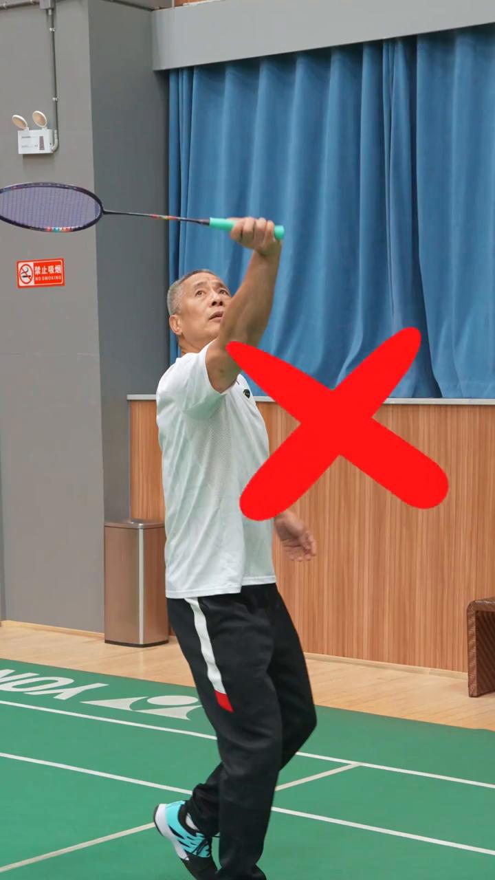 反手总是打不远是因为你总是用手腕去勾，直到有一天你刷到这个视频，学会了这四招。
