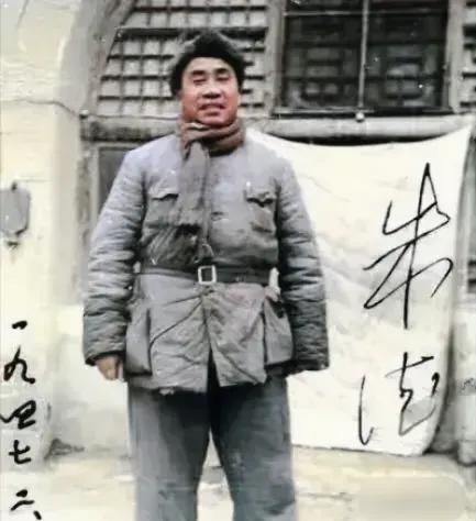 朱老总签名照片，极为罕见！这张照片注明的时间是1947年2月，这时的朱老总这该是
