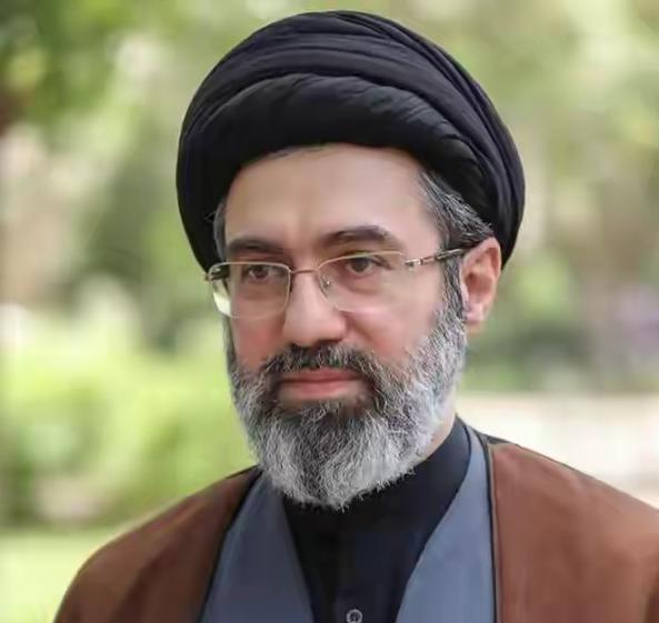 纽约时报披露了伊朗最高精神领袖的伤情，原来真的太严重了！

一开始，伊朗官方嘴硬