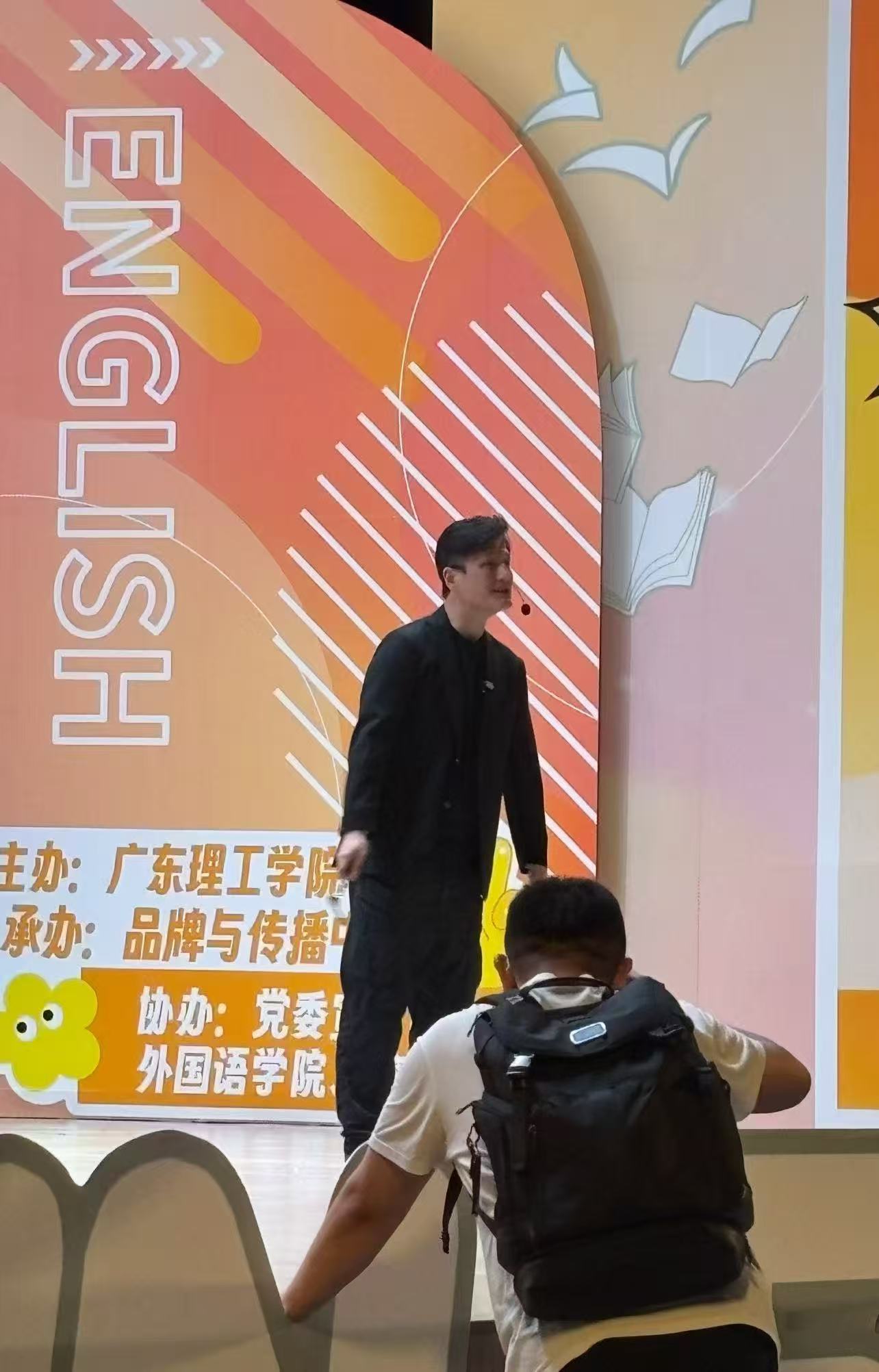 尹子维在广东大学跪地讲课尹子维从直播给徐冬冬讲课到在大学里讲课，一如即往的有激情