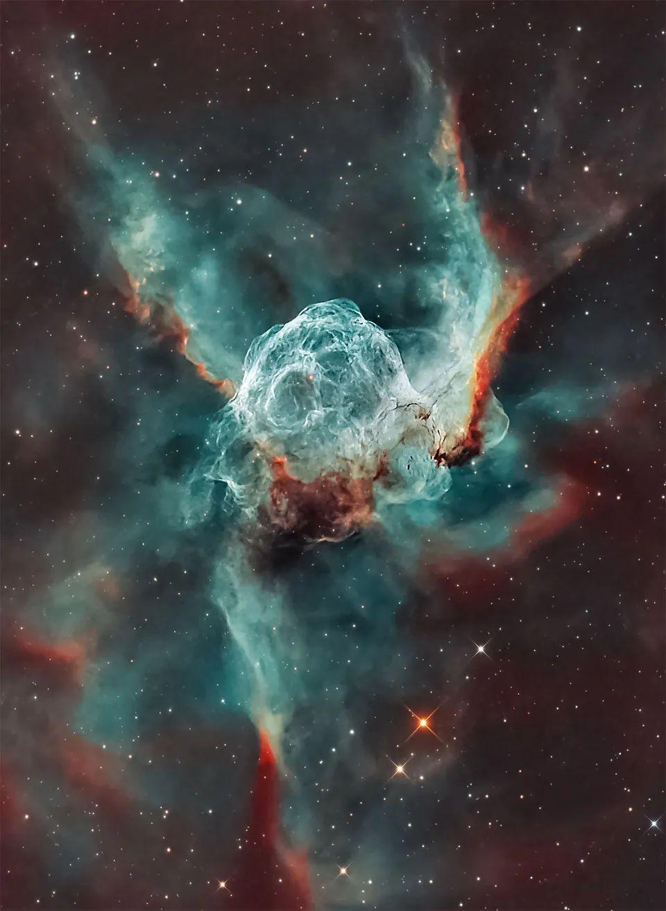 NGC 2359位于距离大猎犬座约15,000光年的地方。这张异常清晰的图像是由