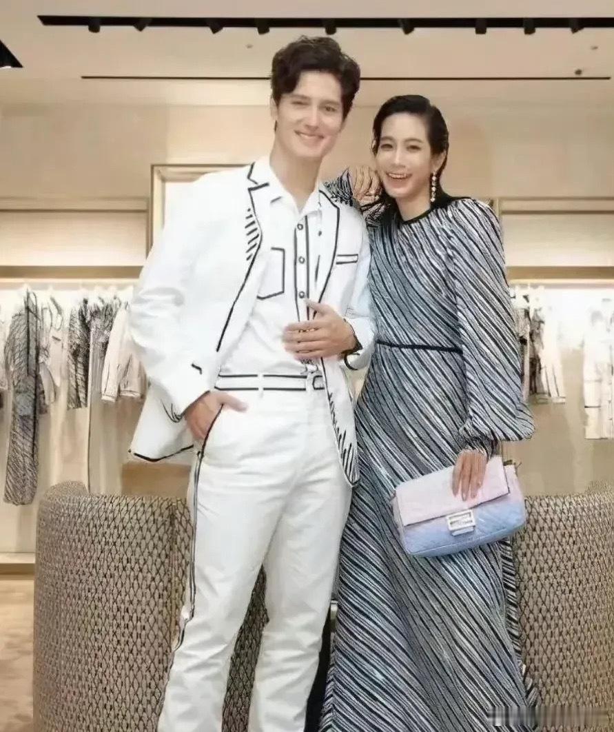 周华健和混血儿子合照，只要一打扮就是个阳光少年，不过要是满脸大胡子，都可以和老爸