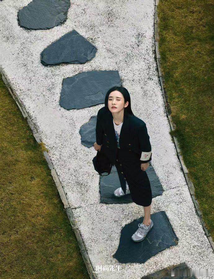 0秒get到张艺凡的高智感 真的0秒就被张艺凡拿捏！利落穿搭配淡然神情，清爽又随