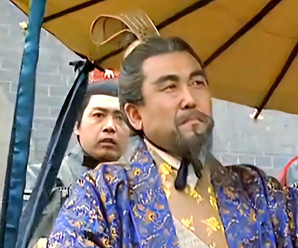 曹爽主动投降后，被司马懿灭了三族，刑场上，曹爽悔恨地说：“我怎么就这么傻，听信了