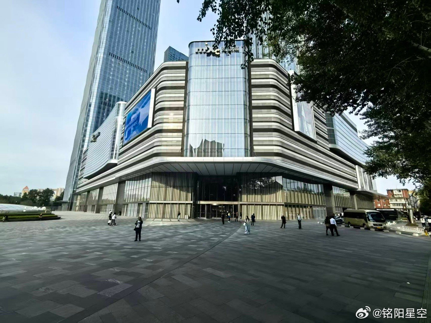 活力南关闪耀春城映南关e起燃 秋高气爽，适合外出游玩， 一直想去万象城。这座商场