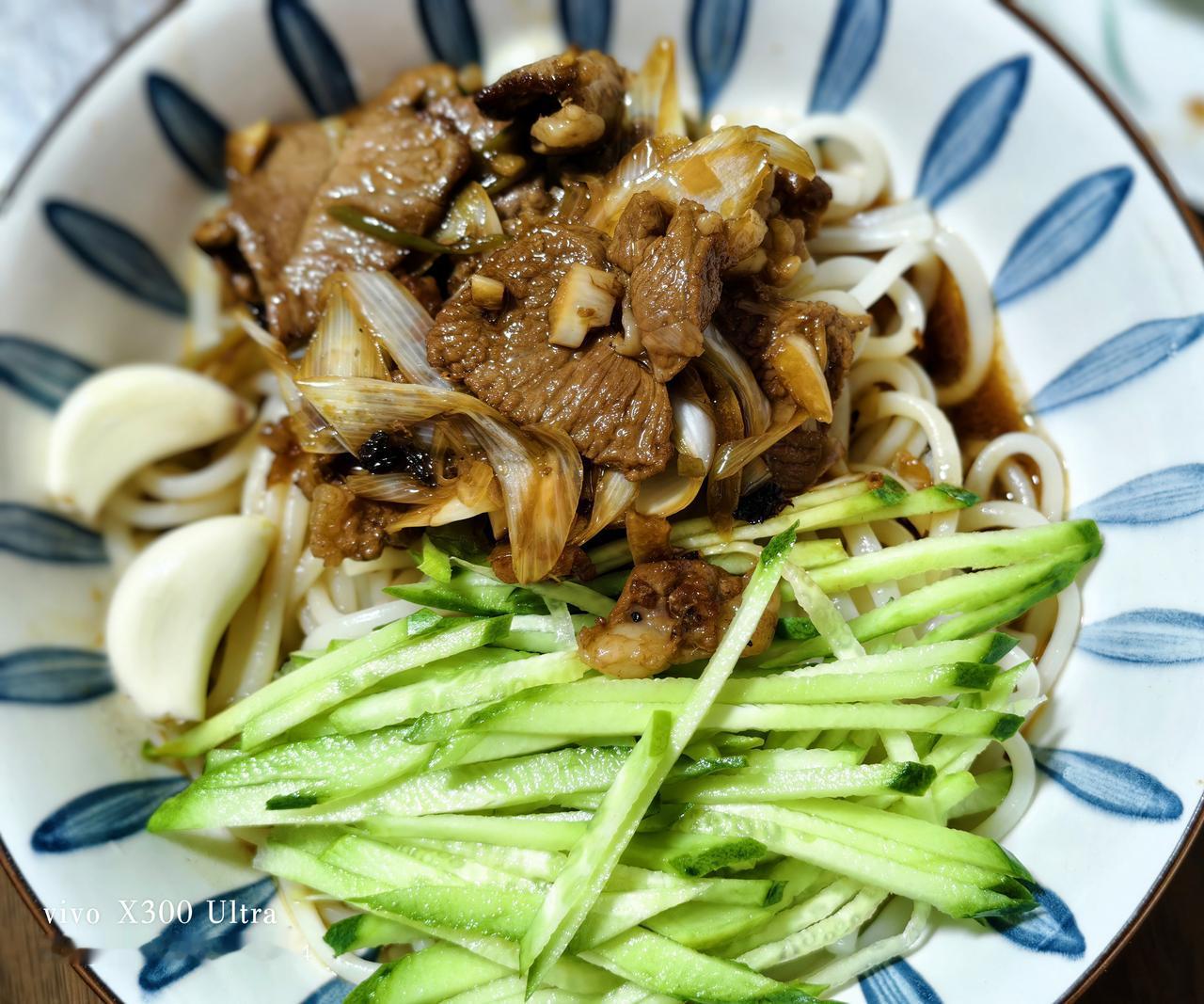 周五晚餐吃羊肉汆面。那新疆拉条子，口感十分劲道。选用羊后腿肉，切成厚片，葱切成滚