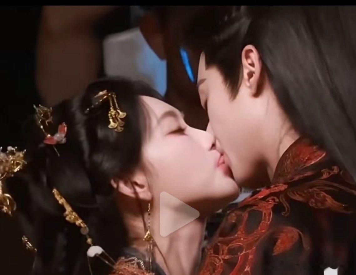 差点看成了蛇吻，原来是孟子义啵啵唇的分层，王鹤棣差点被骂，这两个人吻戏没有CP感