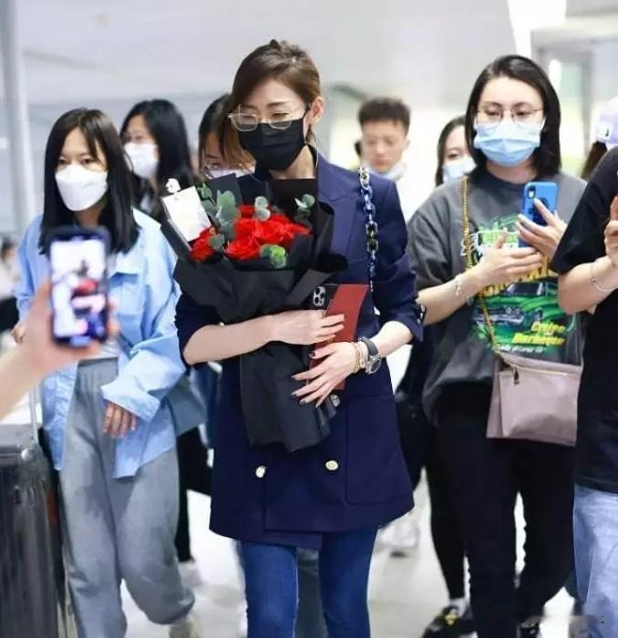 张天爱穿西装帅上热搜，评论区喊老公刷屏

白短袖配藏青西服，张天爱这次直接把"女