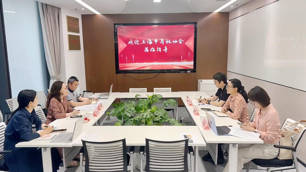 5月21日下午，上海市商标品牌协会副会长兼秘书长沈宇、副秘书长沈豪杰、赵瑾一行走