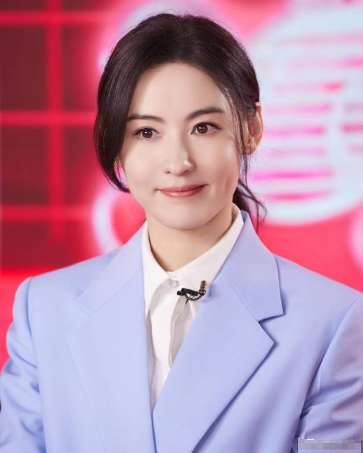 邓萃雯问张柏芝：“你的择偶标准是什么？” 张柏芝说：“缠着我的，我不喜欢；不缠着