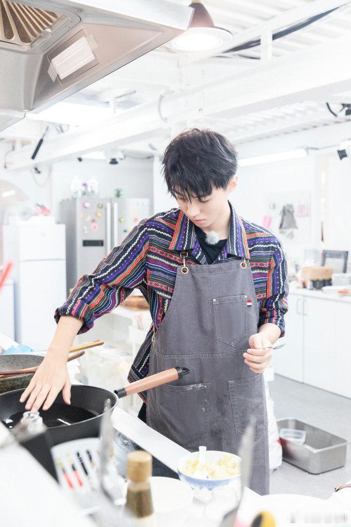 黄晓明王俊凯昆凌同框黄晓明王俊凯昆凌中餐厅路透 谁懂啊！中餐厅路透里三人同框也太