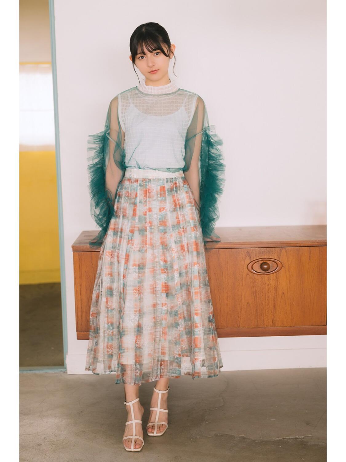 复古风穿搭指南：绿松石羽毛上衣+格子长裙，优雅又时尚！