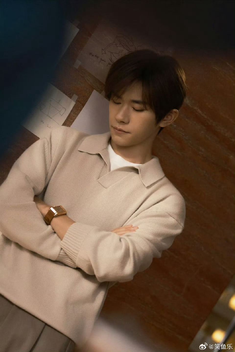 易烊千玺探索玲珑瓷谁能拒绝这么甜的易烊千玺！千玺温柔解锁玲珑瓷，把少年朝气和传统