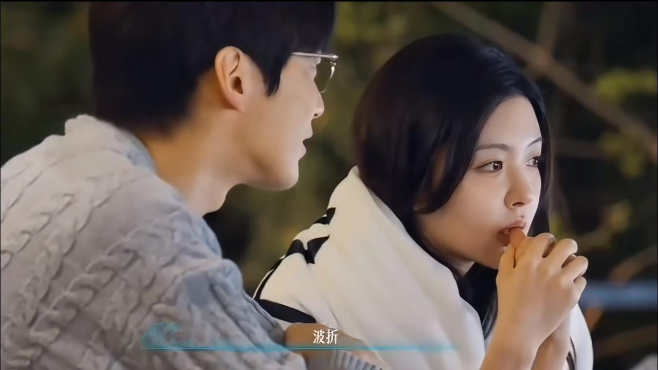 原来柳柳是这样给了周佑凌明确回复的。
两人在约会前闲聊，说起一路走来的波折。周佑