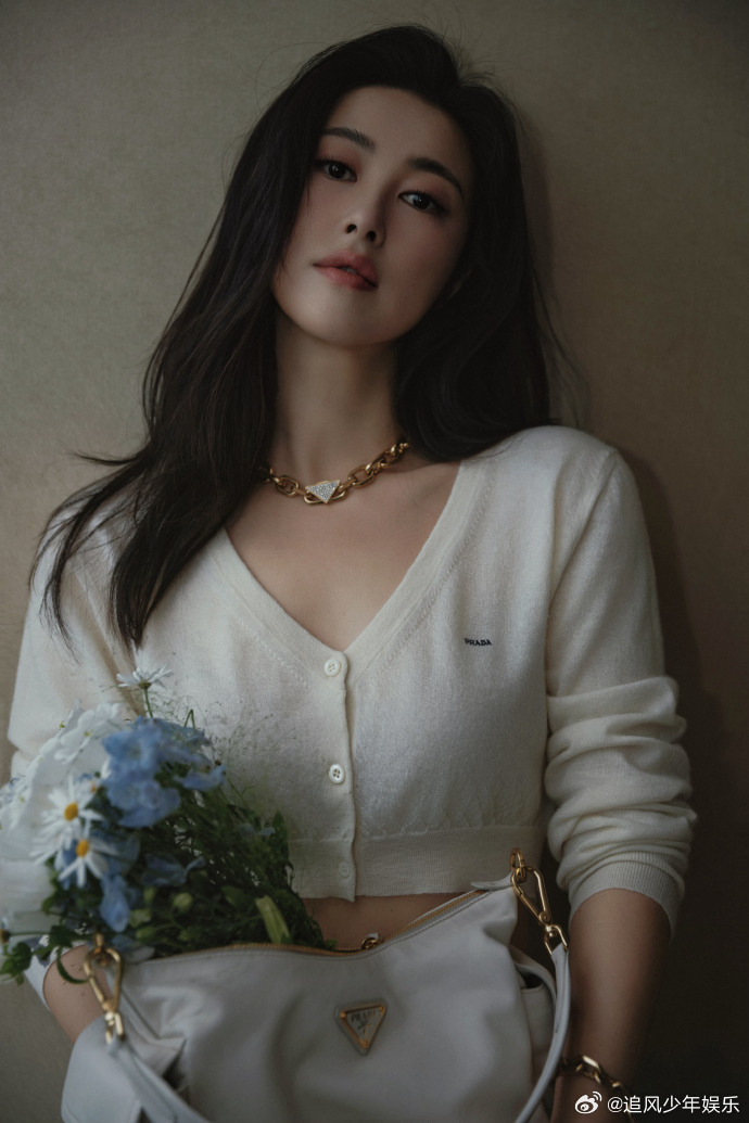 朱珠捧花回眸 完全被朱珠的回眸戳中，从容优雅又不失温柔，捧花的画面氛围感拉满，每