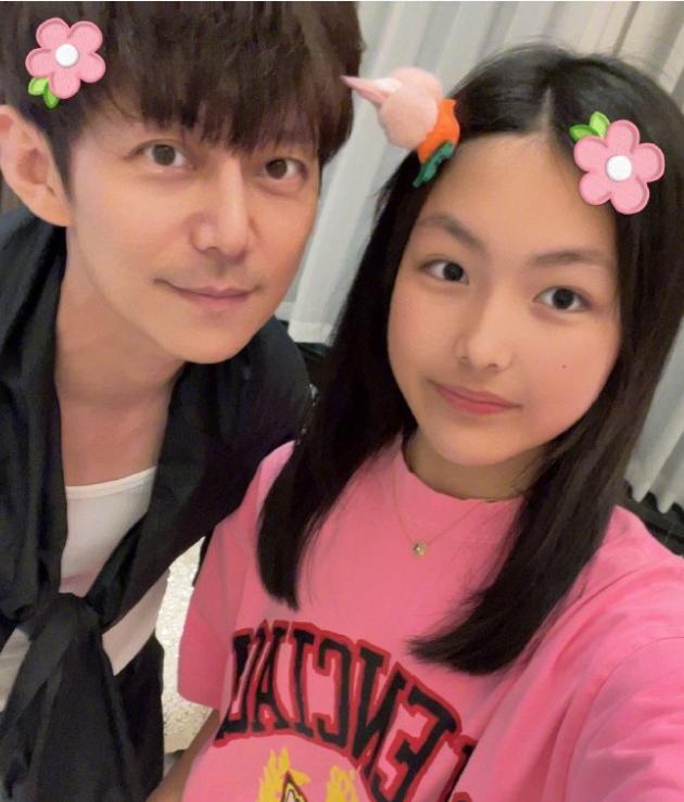 李湘带着女儿王诗龄还在长沙各方会友。
6月6日，李湘在社交平台上恭喜女儿获得Be