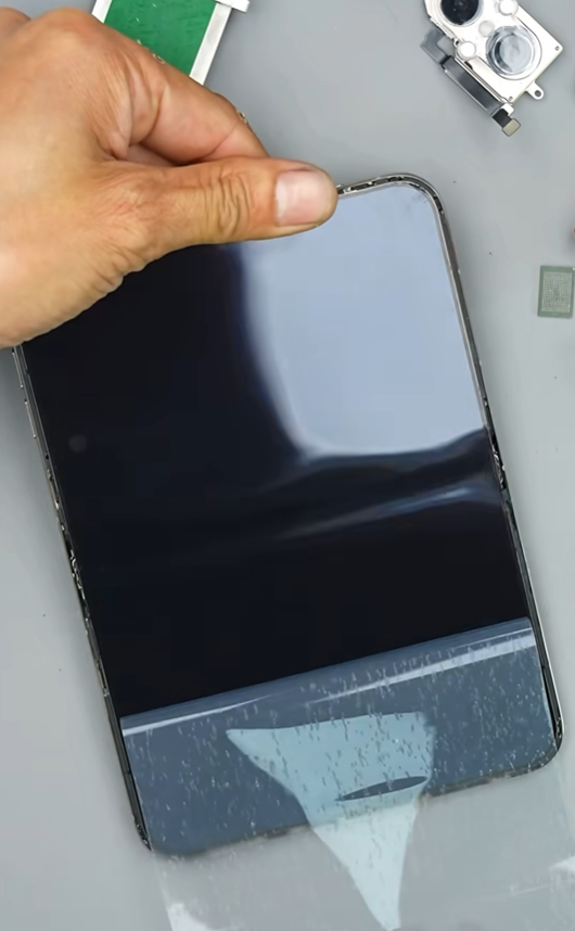 苹果内屏磨砂膜能徒手撕下 国产折叠屏手机内屏也有一层膜，只不过iPhone Du
