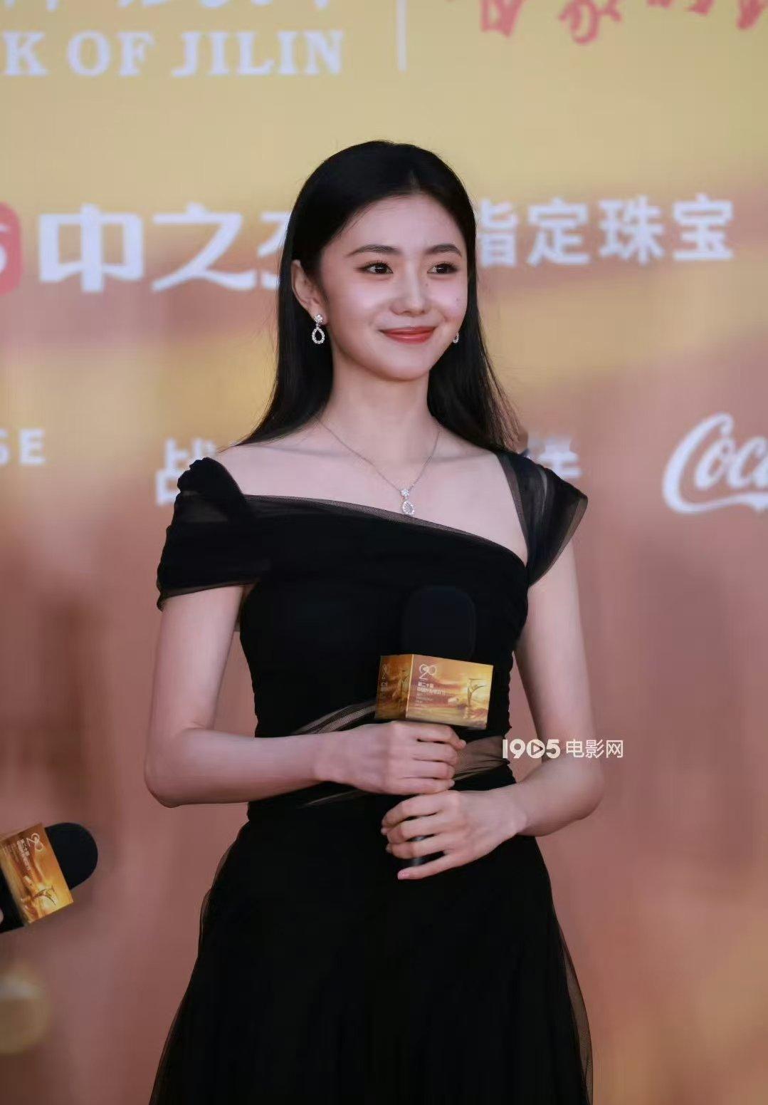 长春电影节周洁琼刘浩存生图长春电影节周洁琼刘浩存look一黑一白都好美，各有千秋