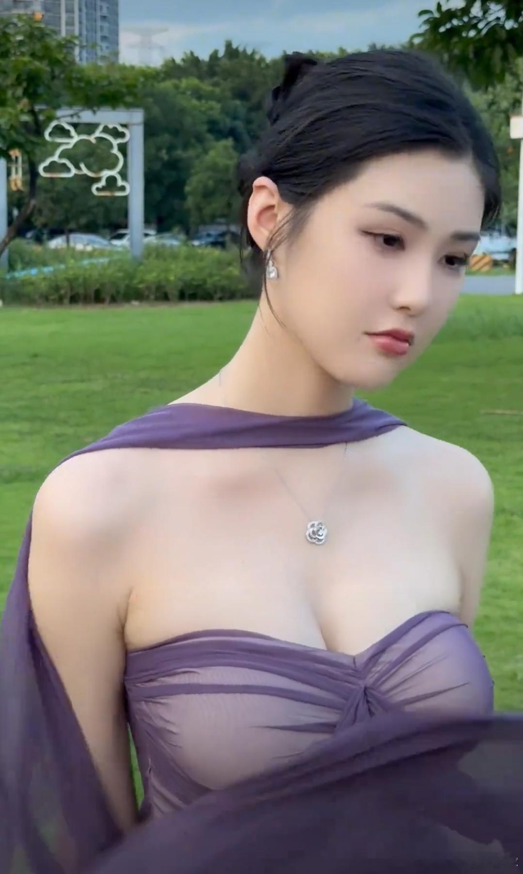 洋洋高锐、想和香一样·吗◎繁华生活有时……免不了触景生情◎瞧，她美吗◎望着她……