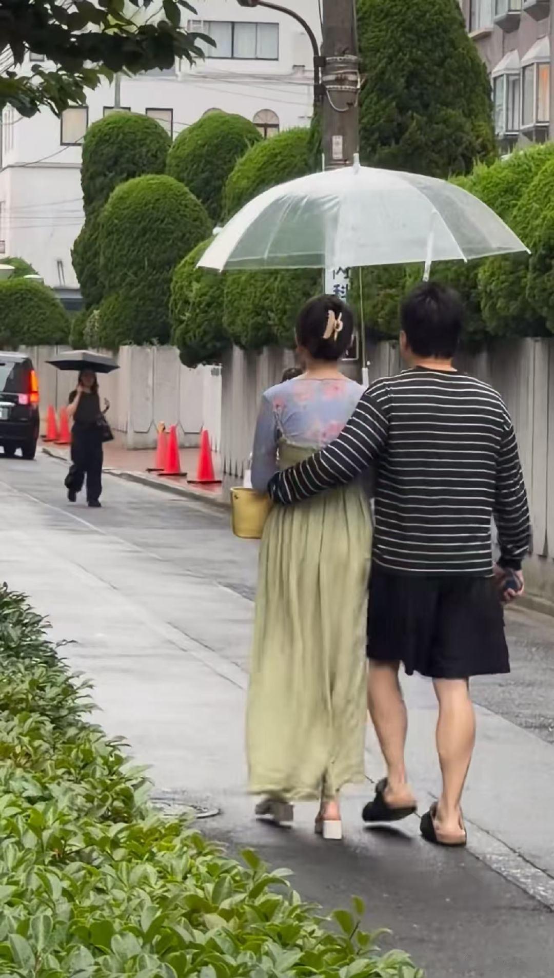 日本偶遇晚晚林瀚 日本街头偶遇晚晚林瀚，这背影一看就知道是她两口子 日本街头偶遇