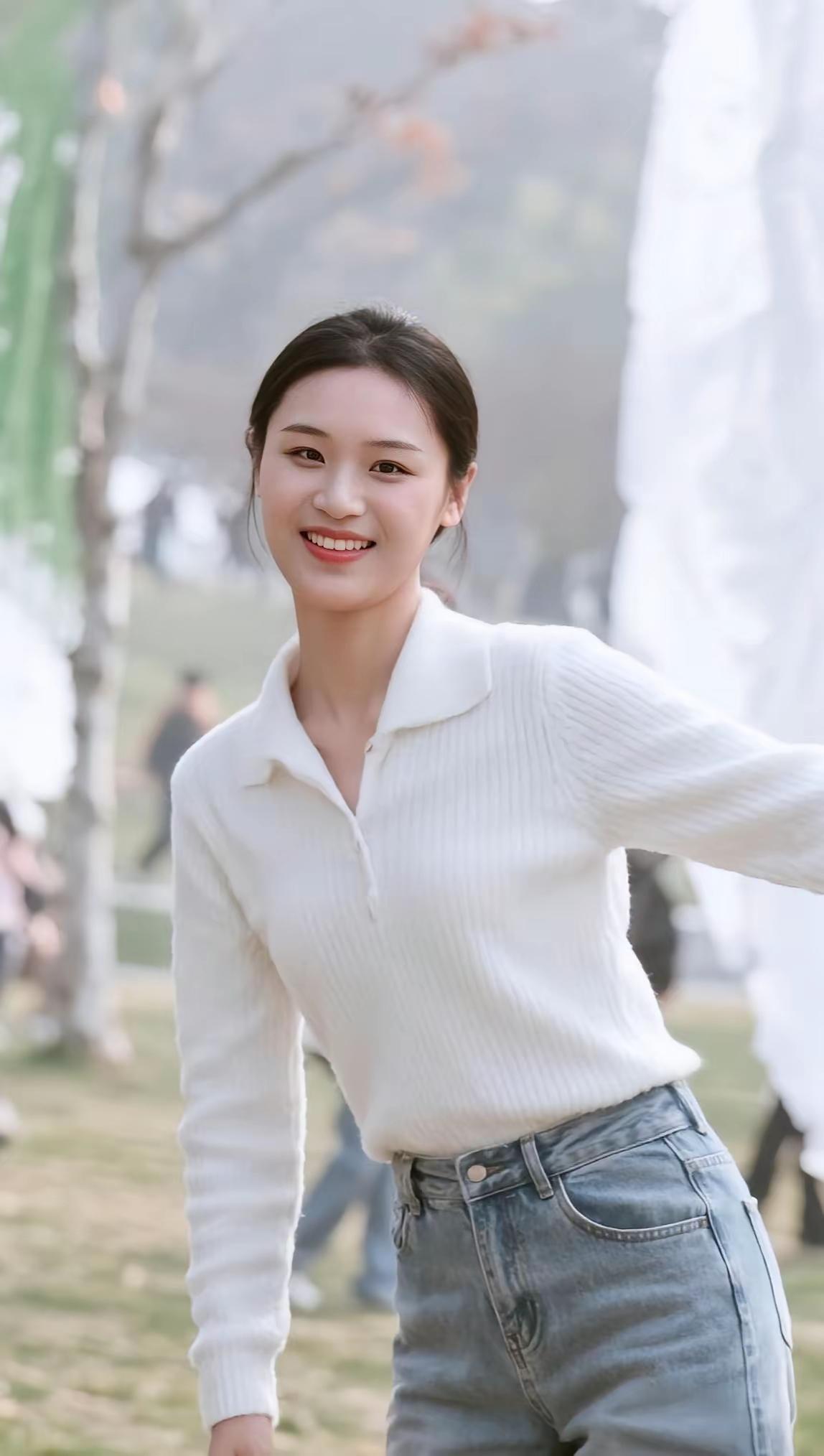 白色针织衫+高腰牛仔，姐姐的腰臀比绝了