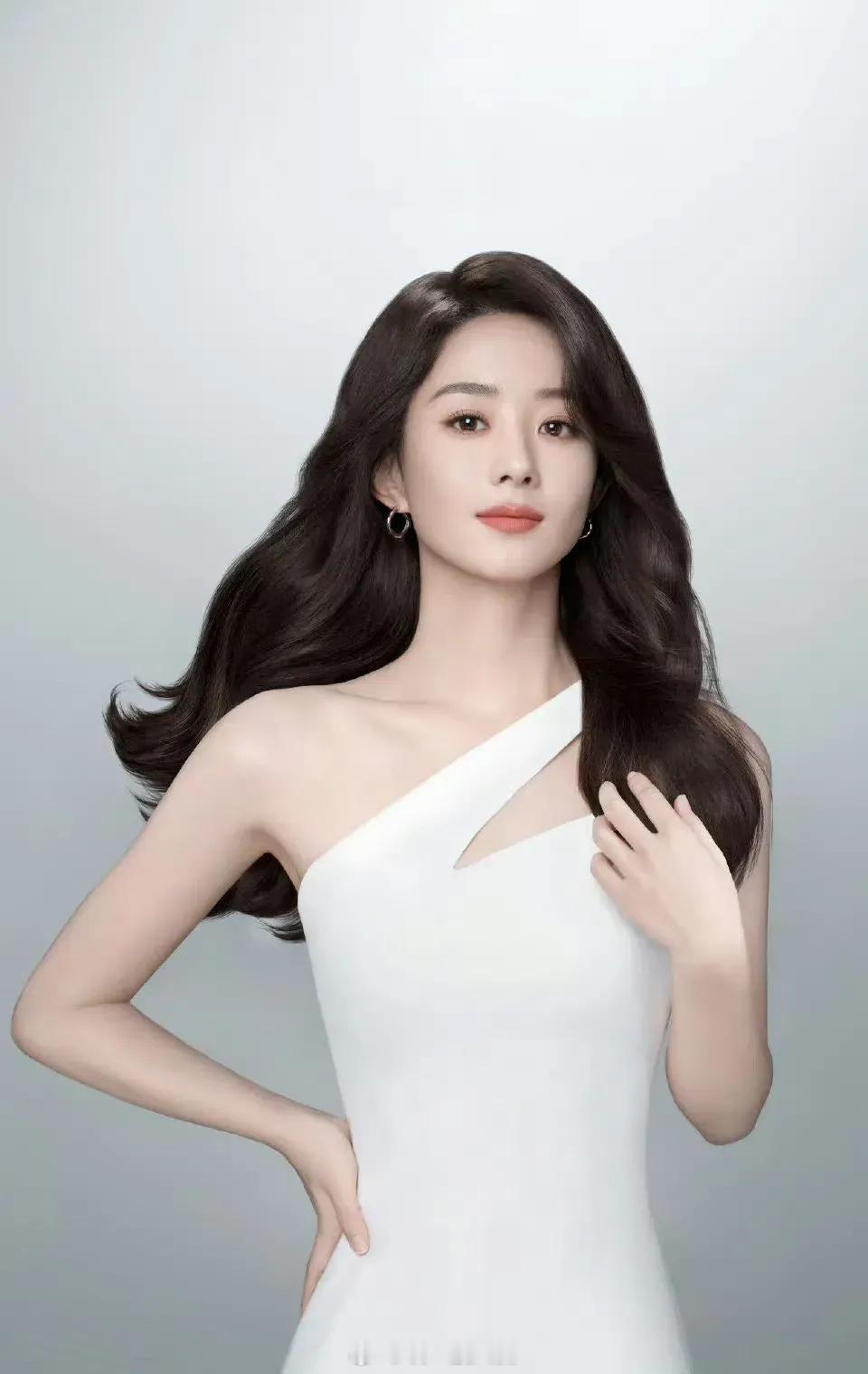 赵丽颖新代言大片，白裙露肩裙装➕大波浪造型，好美，好自信，温柔又坚定，从容又自如