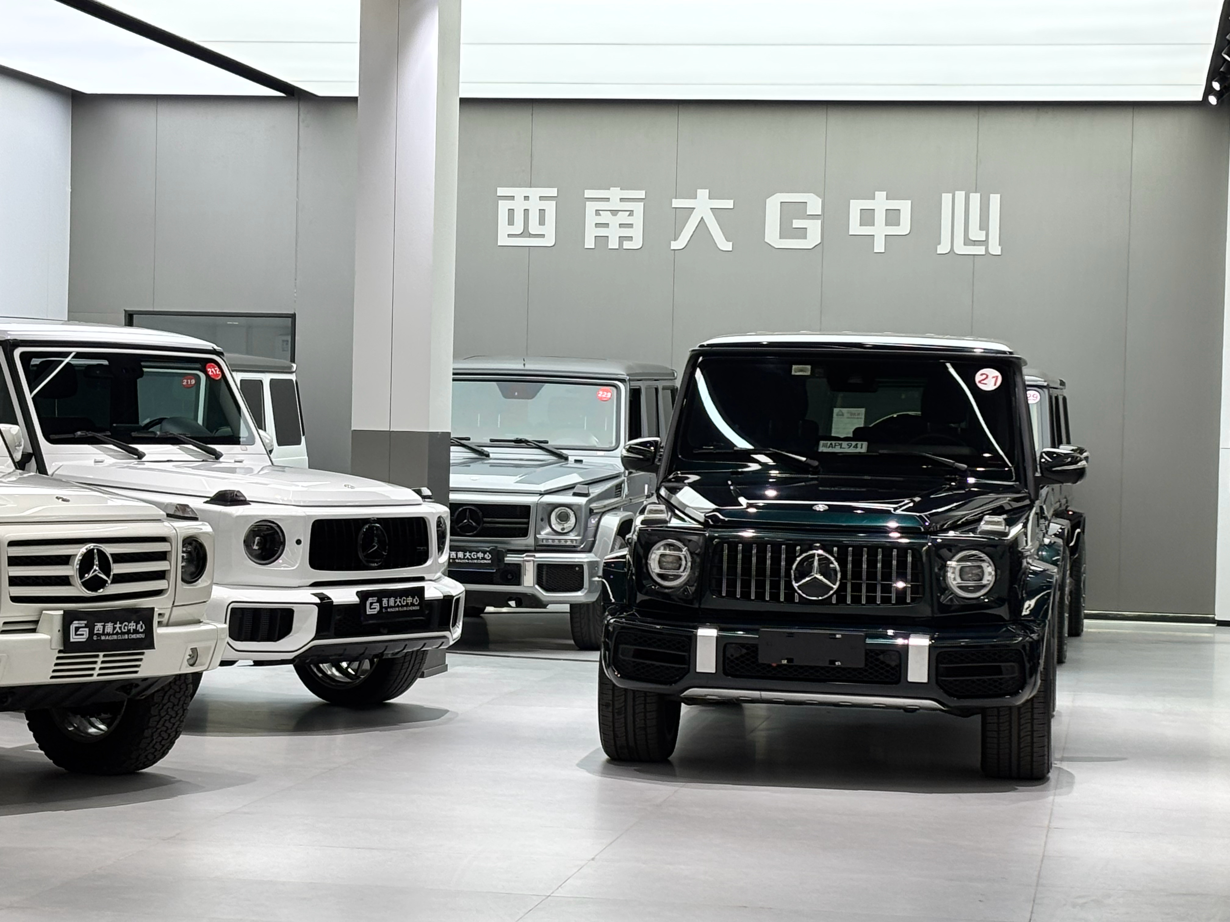 位于成都i23殷家林文创中心的西南大G中心，陈列清一色奔驰大G越野，多是二手车，
