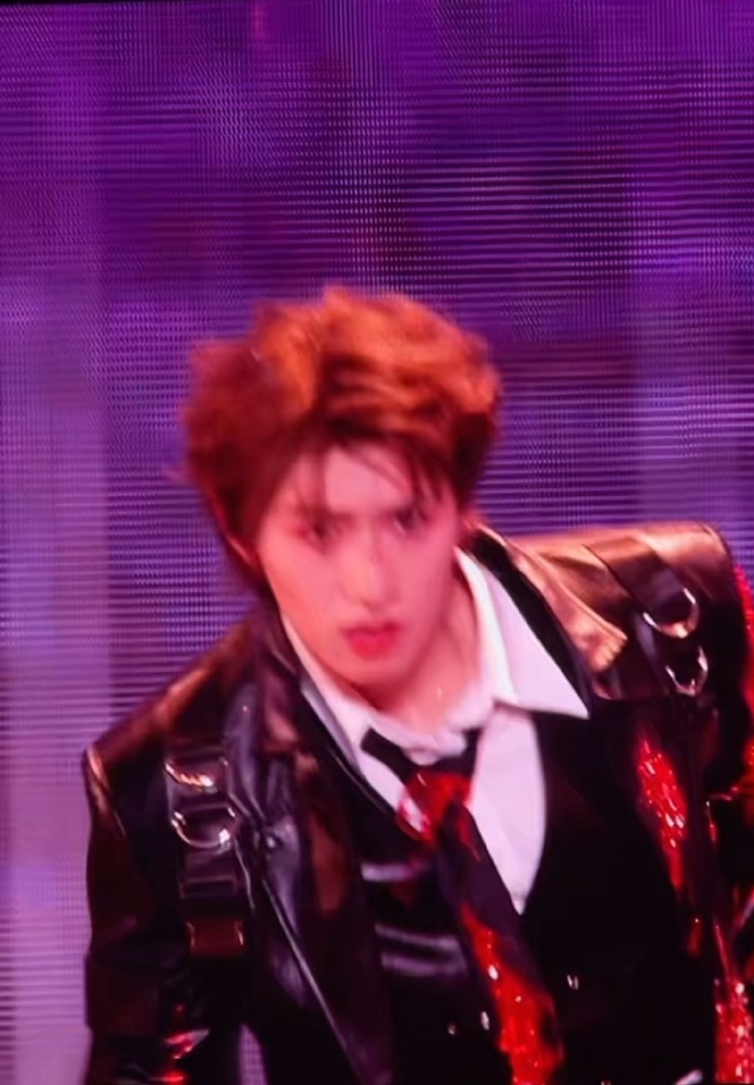 TF家族都穿长裤不告诉聂玮辰 TF家族全员长裤亮相舞台，整齐划一超酷炫，聂玮辰拳