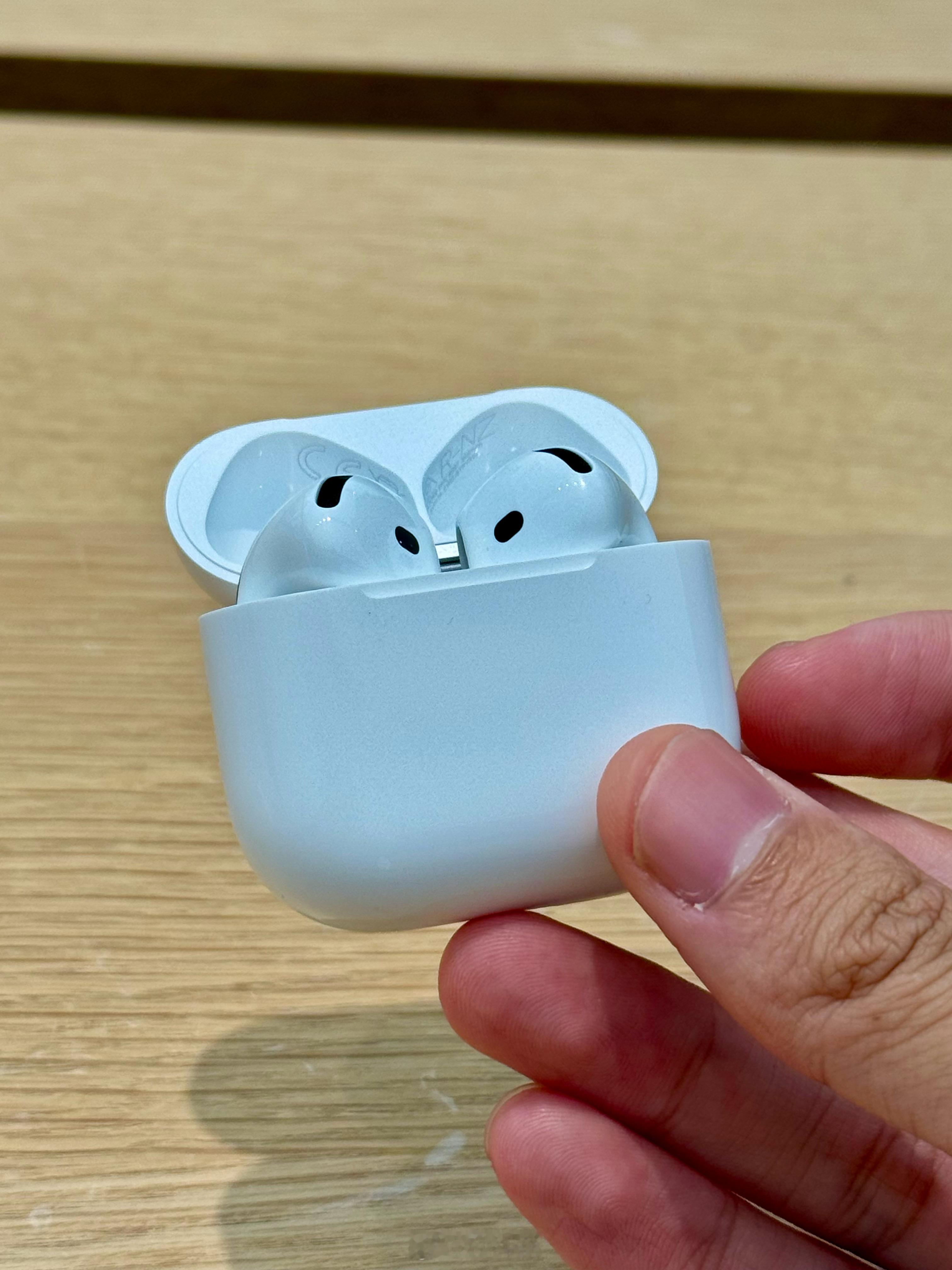 尝试了下新的Airpods 4降噪版，没有耳塞竟然也能做到如此的降噪效果，还是很