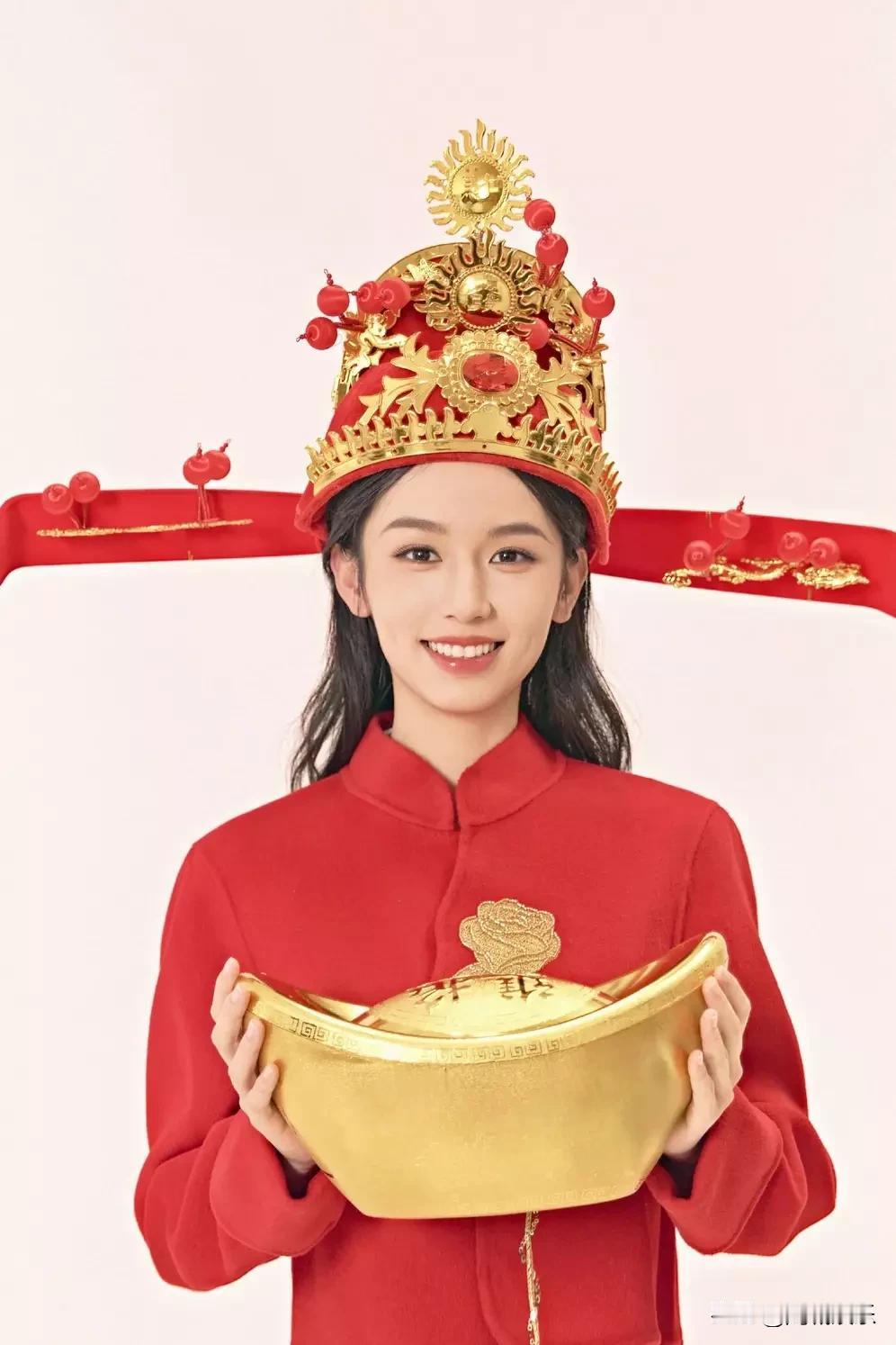 周也新年财神装杀疯了！23岁小花成人间招财猫
 
周也工作室甩出一组新年写真，2