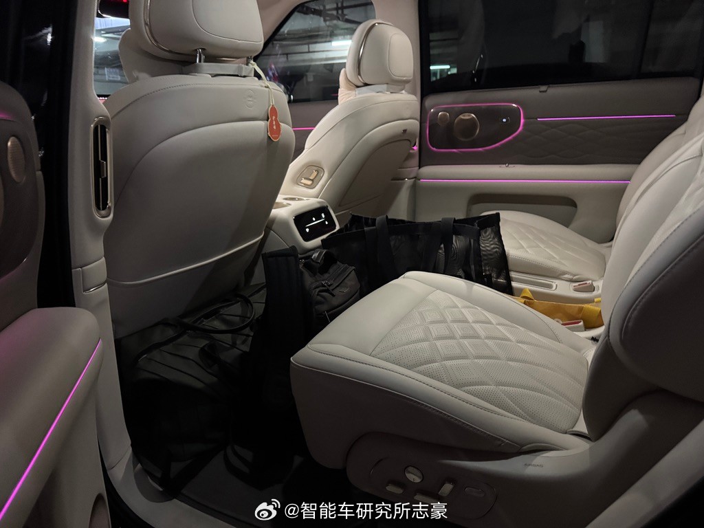 9系列suv的邪修用法，储物基本用后排通道。毕竟尺寸摆在这，尤其是老城区车位，停