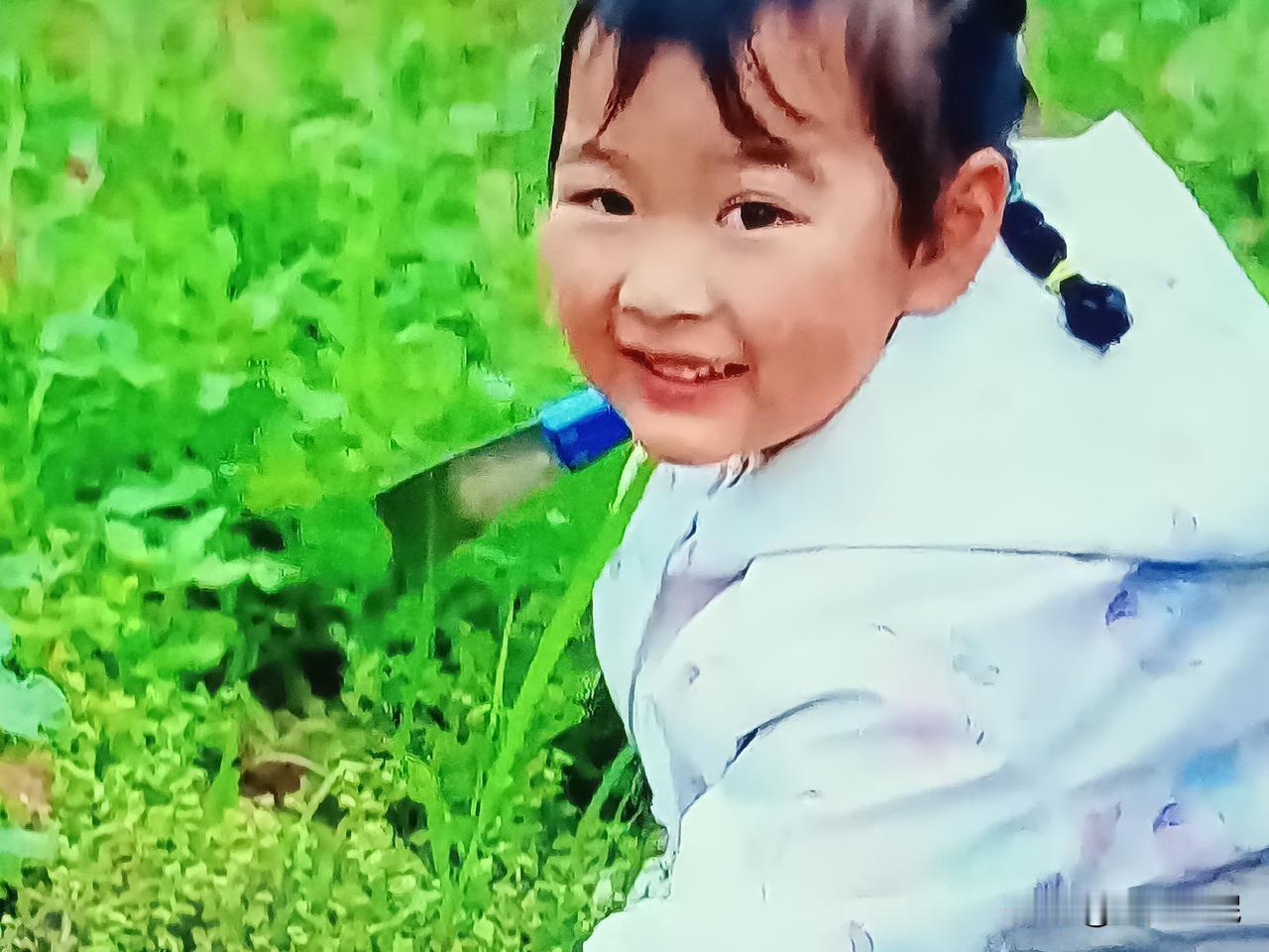 挖土豆

五月的风，吹着四川的田野。

囡囡蹲在田垄上，手握小锄头，往土里一刨—
