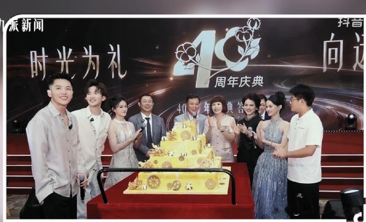 洁丽雅少爷再上热榜
这能怪网友去脑补剧情吗[呲牙]
看这照片一出来，长辈叔侄站一