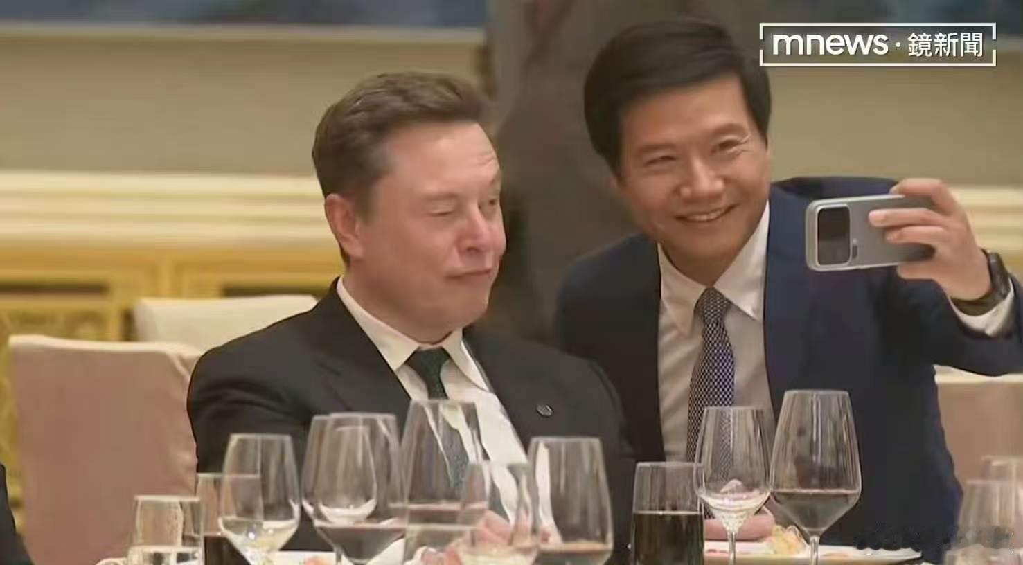 谁都追星，一个大明星跟你一起吃饭，合影是自然的，我在高低也得合个影特朗普访华欢迎