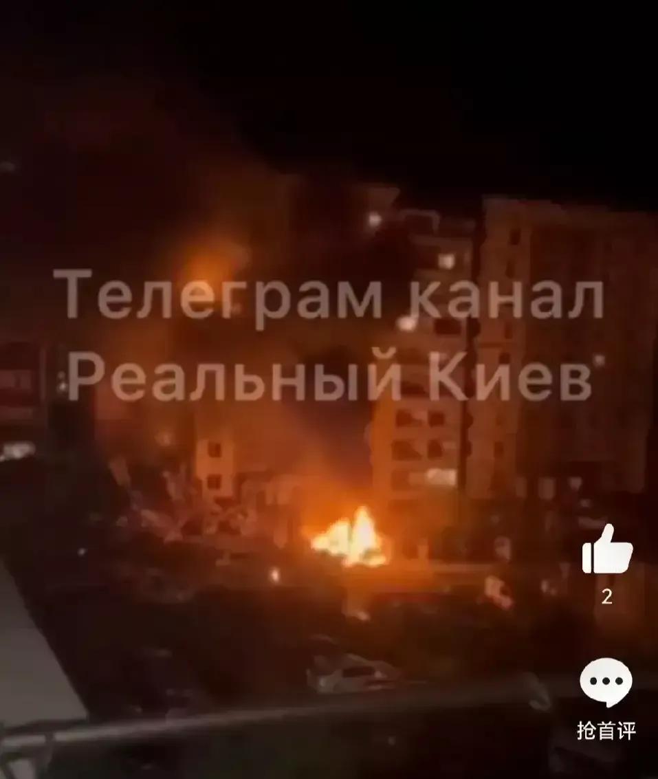 乌克兰早报‬消息
4月29日‬清晨，基辅市南区上空，一枚被乌军防空弹拦截的俄罗斯