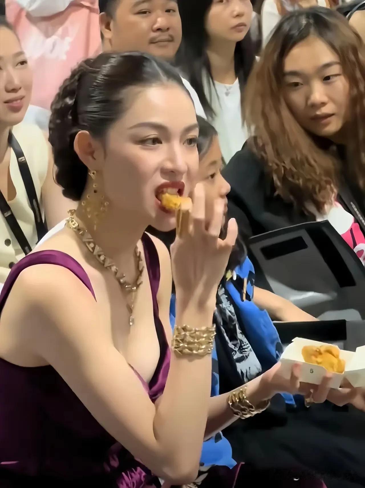 钟楚曦竟然吃高热量炸鸡，真的不怕胖吗？
钟楚曦总是不拘小节，不像其她女星这不吃那