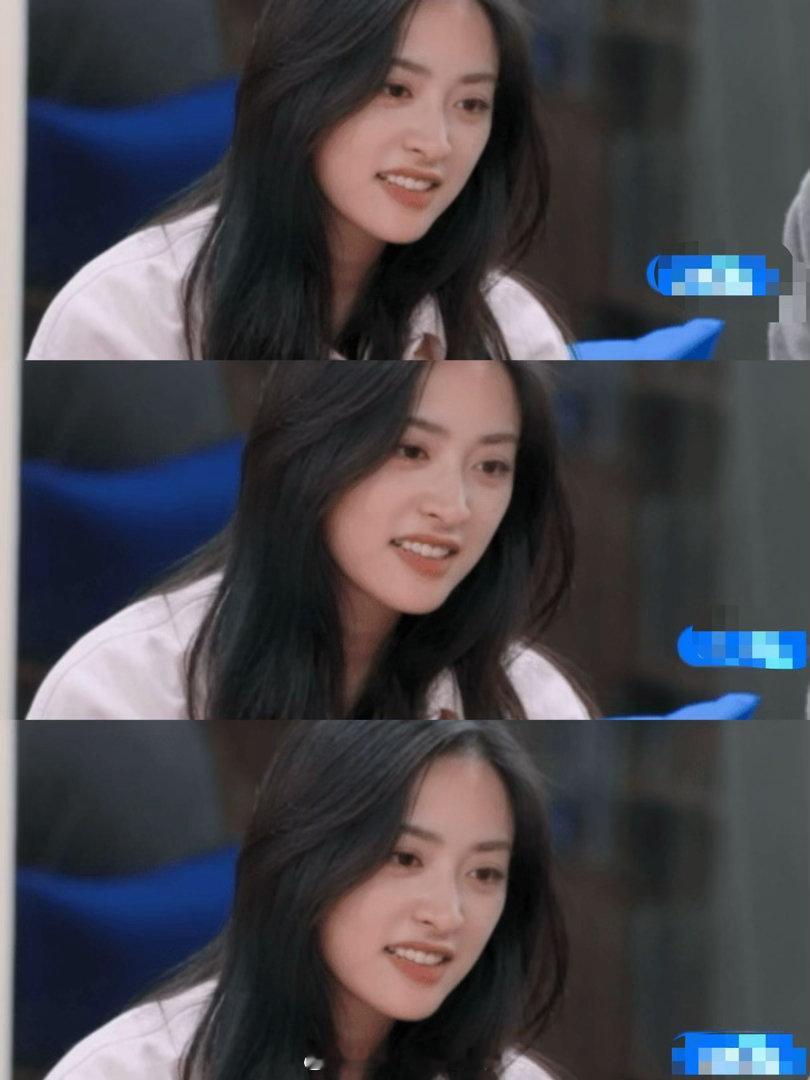 沈月好会照顾别人情绪谁不想被沈月温柔以待 全场都在两两三三热聊，沈月发现黑哥一个