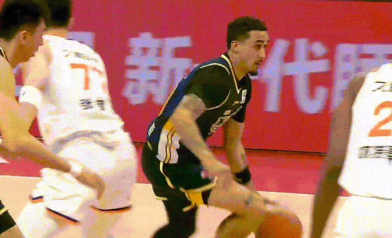 同样的剧本？大白边在禁区一柱擎天，广东队开局落后两位数...杜锋指导叫暂停了 广